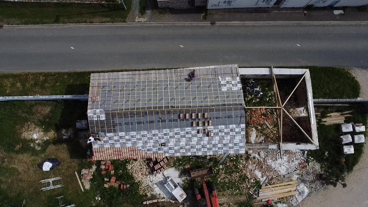 Vue aérienne d'une rénovation complète de toiture en cours